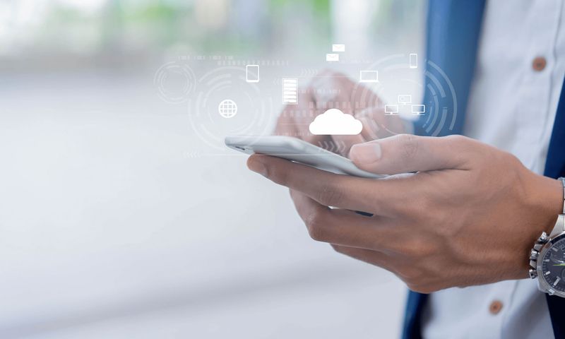 スマホからクラウド接続やIoT操作しているイメージ