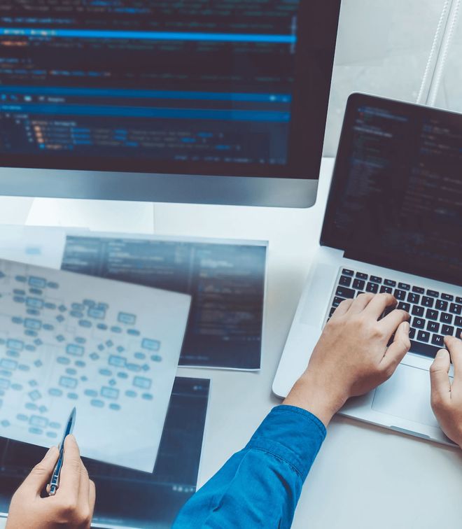 作業中のパソコンとスケジュール